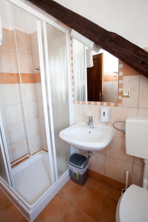 Guesthouse Kubus Ljubljana Szoba fotó